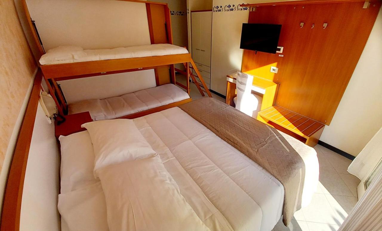 Hotel Brotas Ρίμινι Εξωτερικό φωτογραφία