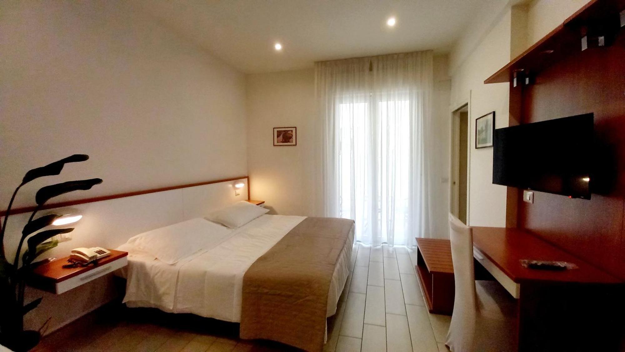 Hotel Brotas Ρίμινι Εξωτερικό φωτογραφία